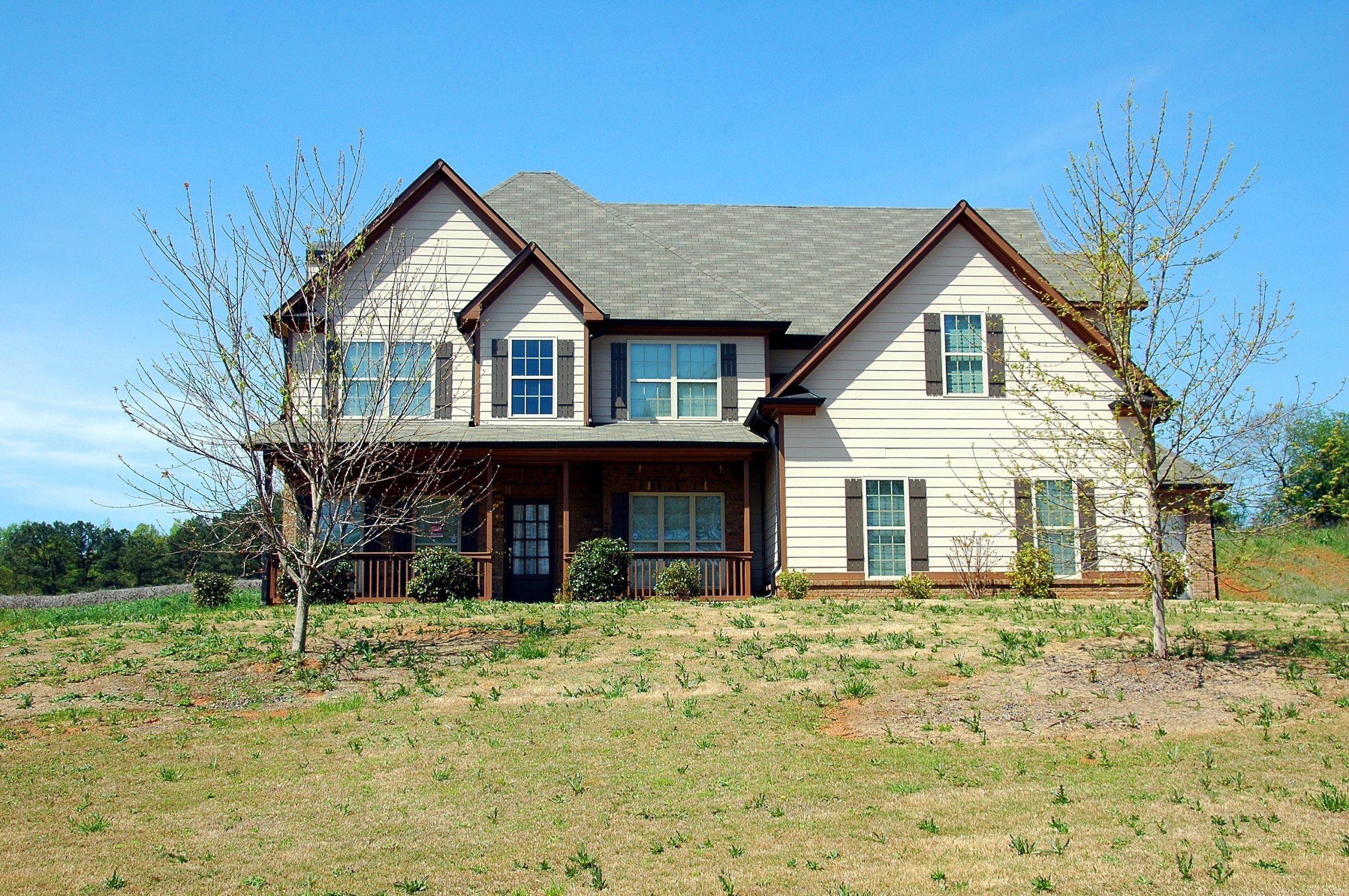 white-and-brown-painted-house-209274